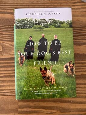 How to Be Your Dog's Best Friend - Green Hardcover by
